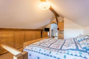 1 dormitorio con 1 cama y armarios de madera en Uriges Landhäuschen en Siegsdorf