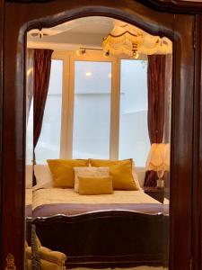 ラゴスにあるRomance & The City Lagosのベッドルーム1室(窓の前に天蓋付きベッド1台付)