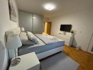 niewielka sypialnia z łóżkiem i telewizorem w obiekcie DIS apartment Varaždin w mieście Varaždin