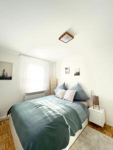 سرير أو أسرّة في غرفة في Neues, stillvoll eingerichtetes Apartment mit Wintergarten und Terrasse