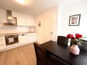 Küche/Küchenzeile in der Unterkunft Neues, stillvoll eingerichtetes Apartment mit Wintergarten und Terrasse