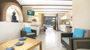 sala de estar con mesa y sillas y cocina en 2 Moni - Lloret de Mar, en Lloret de Mar