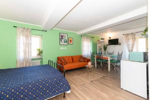 1 dormitorio con 1 cama y sala de estar en Borgo Dora Artistic Studio, en Turín
