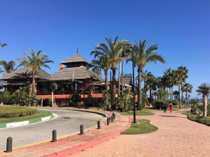 droga przed budynkiem z palmami w obiekcie Beachside Apartment With Sea View w mieście Estepona