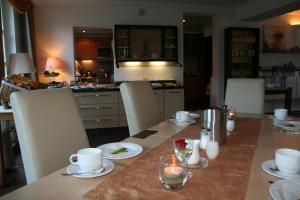 巴特貝勒堡的住宿－施瓦岑奧爾穆哈爾賓館，厨房配有桌椅和桌子。