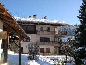 フルメにあるChalet Mon Idoleの屋根に雪が積もった大家