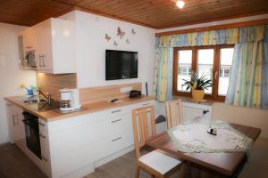 Eldhús eða eldhúskrókur á Ferienhaus Hintersee