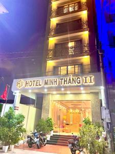 Hotel Minh Thắng 2 في كون داو: فندق فيه دراجات ناريه تقف امامه