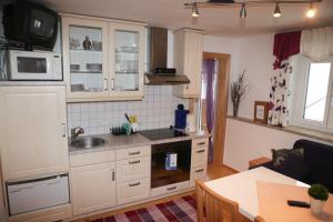 Eldhús eða eldhúskrókur á Ferienhaus Hintersee