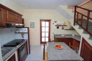 Kuchyň nebo kuchyňský kout v ubytování Le Case di Mara - Monte Petrosu House