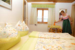 Rúm í herbergi á Ferienhaus Hintersee