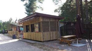 Budova, kde se kemp nachází