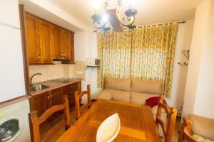 uma cozinha com uma mesa e um sofá num quarto em Casa Viola De Cazorla em Cazorla