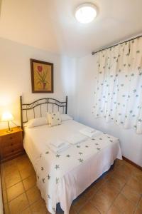 a bedroom with a white bed with stars on it at Casa Viola De Cazorla in Cazorla