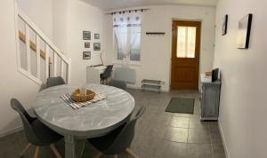 a dining room with a table and chairs at Agréable maison de ville hyper centre cathédrale in Noyon