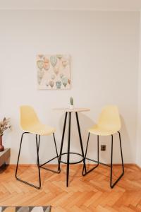 two chairs and a table in a room at Elegant studio, 400m from the square in Plzeň