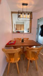 - une salle à manger avec une table et des chaises en bois dans l'établissement Chamois de Chamonix, Confortable 2 pièces, balcon, parking gratuit, à Chamonix-Mont-Blanc