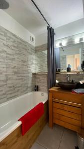 Ένα μπάνιο στο Chamois de Chamonix, Confortable 2 pièces, balcon, parking gratuit