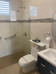 Un baño con ducha, inodoro y lavabo. en Ulala Culebra, en Culebra 37 fotos más