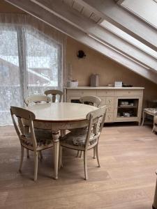 een eetkamer met een tafel en stoelen in een kamer bij Garmisch Lux Apartment mit Sauna in Garmisch-Partenkirchen