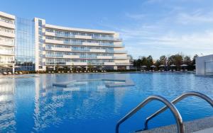 阿納帕的住宿－Movenpick Resort & SPA Anapa Miracleon，大楼前的大型游泳池