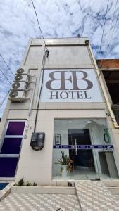 um edifício com uma placa que lê hotel spa em BeB Hotel em Macapá