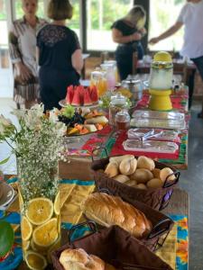 Makanan di atau berdekatan rumah tamu ini