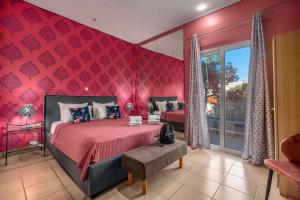 1 dormitorio con 1 cama con pared roja en Zen Hotel, en Atenas