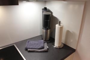 um balcão com comodidades para preparar café e um rolo de papel toalha em Ferienwohnung Zacharias em Bad Hersfeld