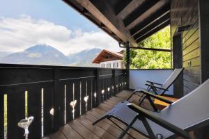 balcón con sillas y vistas a las montañas en Hotel Schlosswirt, en Scena