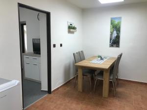 comedor con mesa de madera y sillas en Cyklo-Moto apartmán, en Lomnice nad Lužnicí