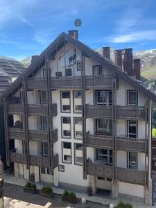 budynek z balkonami po jego stronie w obiekcie Casa Monique - Borgo Le Stalle Lunghe w mieście Prato Nevoso