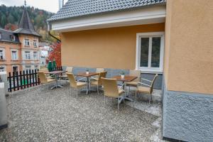 eine Terrasse mit Tischen und Stühlen auf dem Balkon in der Unterkunft Turis Ferienwohnung 65-4 in Triberg
