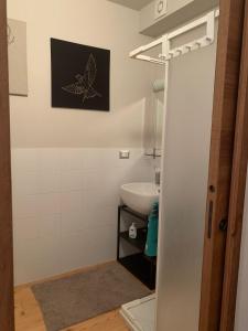 un piccolo bagno con lavandino e servizi igienici di Casa Monique - Borgo Le Stalle Lunghe a Prato Nevoso