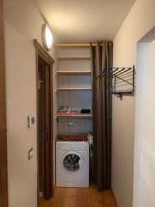 una lavanderia con lavatrice in camera di Casa Monique - Borgo Le Stalle Lunghe a Prato Nevoso