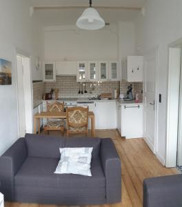 a living room with a couch and a kitchen at Jugendstilhaus Markplatz in Traben-Trarbach