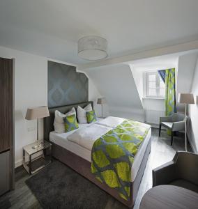 um quarto com uma cama grande e uma cadeira em Haus am Hühnerdieb em Aachen