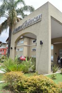 a building with a sign for a hotel at Howard Johnson Plaza Villa Carlos Paz in Villa Carlos Paz