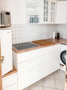 Kuchyň nebo kuchyňský kout v ubytování Schöne Wohnung, eigene Terrasse, privater Parkplatz, Wi-Fi, Waschmaschine, 3P