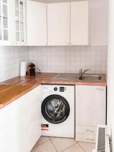 Kuchyň nebo kuchyňský kout v ubytování Schöne Wohnung, eigene Terrasse, privater Parkplatz, Wi-Fi, Waschmaschine, 3P