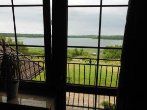 ドンブルブノにあるWilla Dąbrowaの窓から湖の景色を望めます。