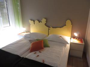 um quarto com uma grande cama branca e 2 candeeiros em Residenza Motta em Locarno