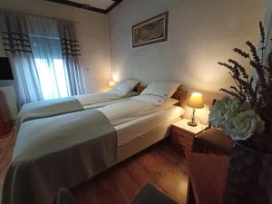 Postel nebo postele na pokoji v ubytování Avalon Rooms