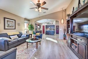 Ruang duduk di Maricopa Home with Swim-Up Bar, Heated Pool and Slide