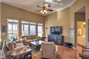 Imagen de la galería de Lavonia Lake House with Private Dock and Bonfire!, en Lavonia