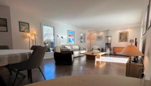 una sala de estar con un sofá y una mesa en La Bégude Du Pascouren, en Fayence
