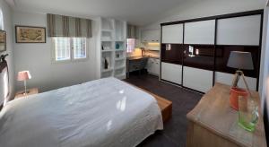 Un dormitorio con una gran cama blanca y una cocina. en La Bégude Du Pascouren, en Fayence 168 fotos más