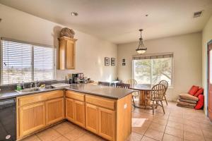 Kuhinja oz. manjša kuhinja v nastanitvi Borrego Springs Stargazing Home with Mtn Views
