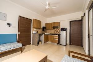 eine Küche mit einem Sofa und einem Deckenventilator in der Unterkunft Casa Legend Suites Candolim Goa in Candolim
