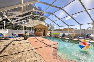 Bazén v ubytování Cozy Home in Heart of Tampa with Lanai and Pool! nebo v jeho okolí